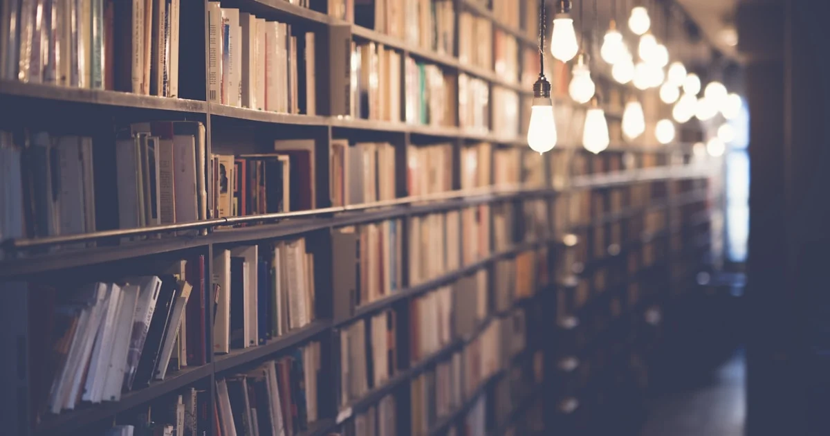 Otwarta Biblia z hebrajskim tekstem i notatkami